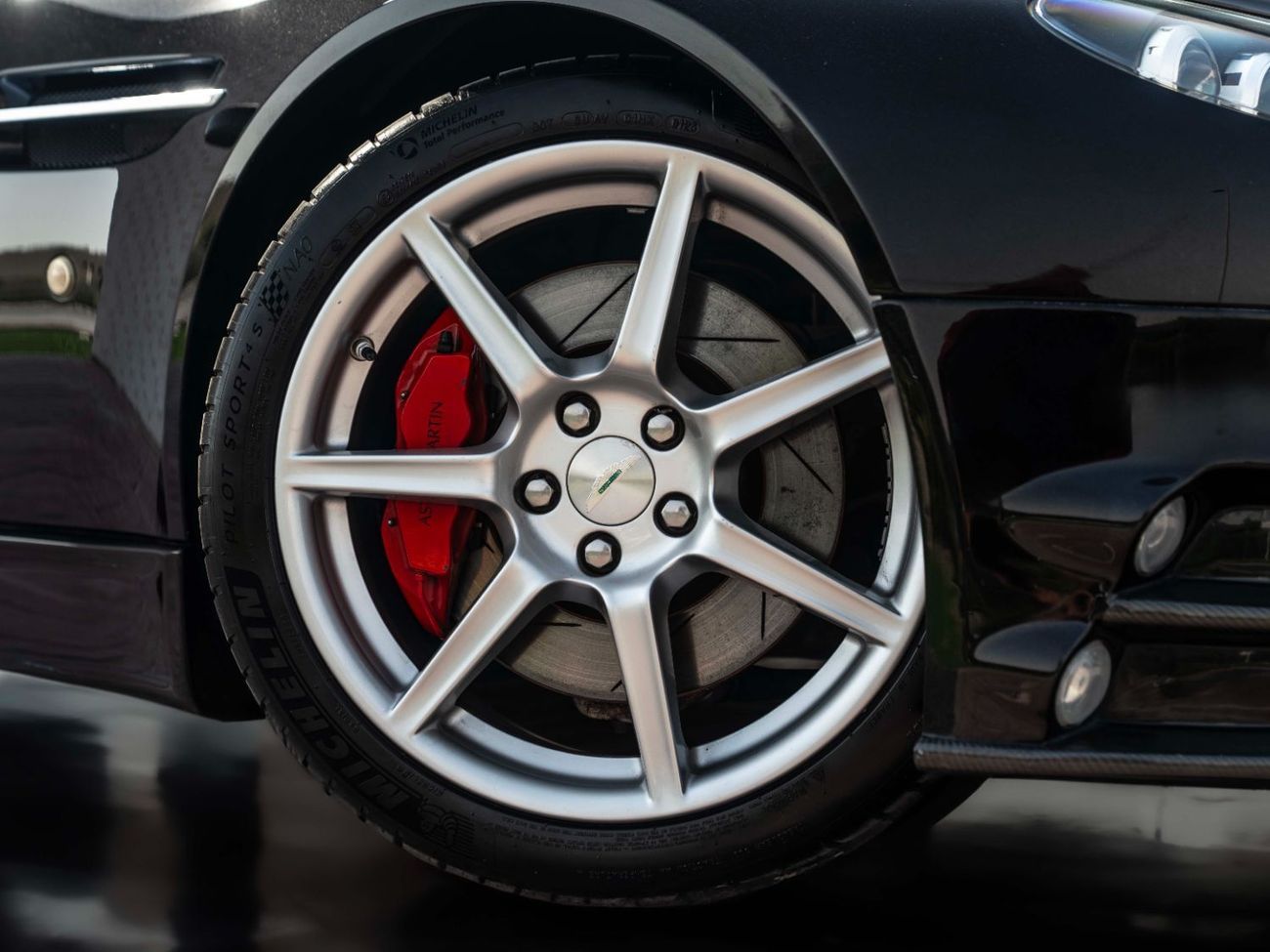 أستون مارتن فانتيج V8 Standard