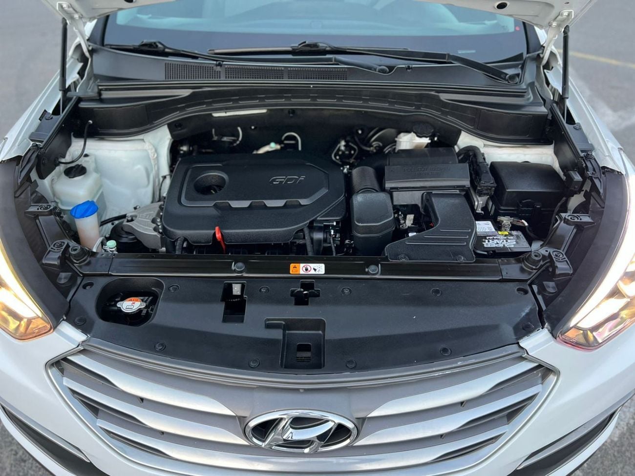 Hyundai Santa Fe SPORT (NON GCC) 2018 Hyundai Santa Fe 2.4L V4 - Apple Play & Android - Rear Camera - 2 keys