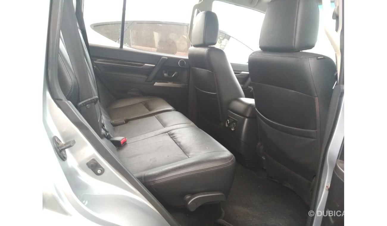 ميتسوبيشي باجيرو 2015 فضى رقم 1 خليجى حالة وكالة بدون حوادث ممتاذة ماشية قليل