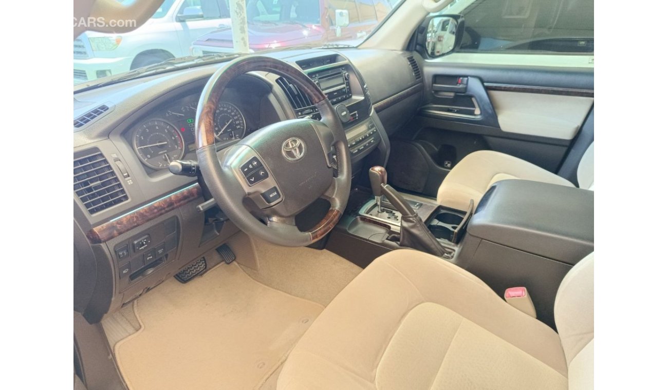 Toyota Land Cruiser car in excellent condition with no accidents