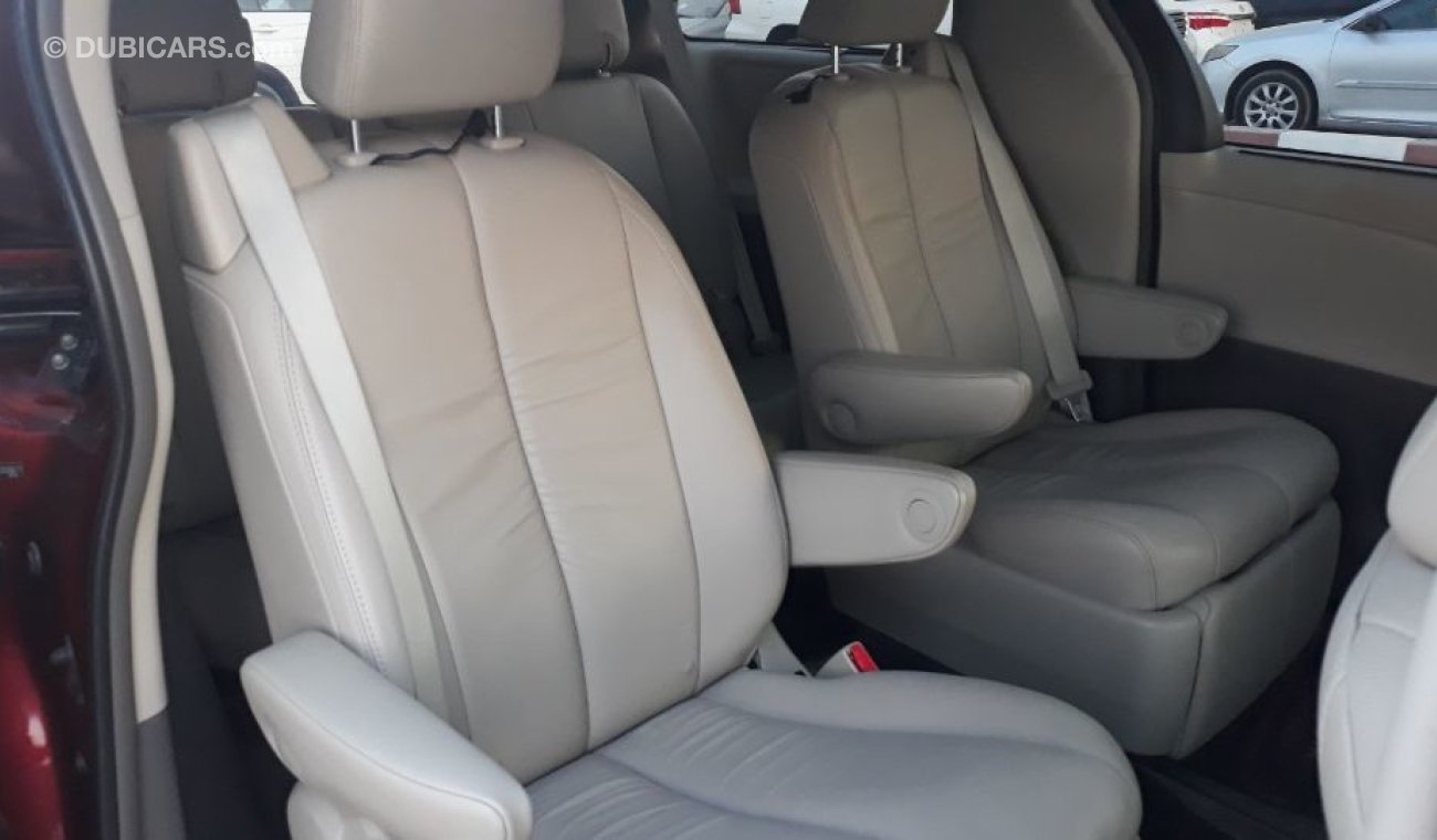 Toyota Sienna XLE 2012  Toyota seinna full options American specs low mileage