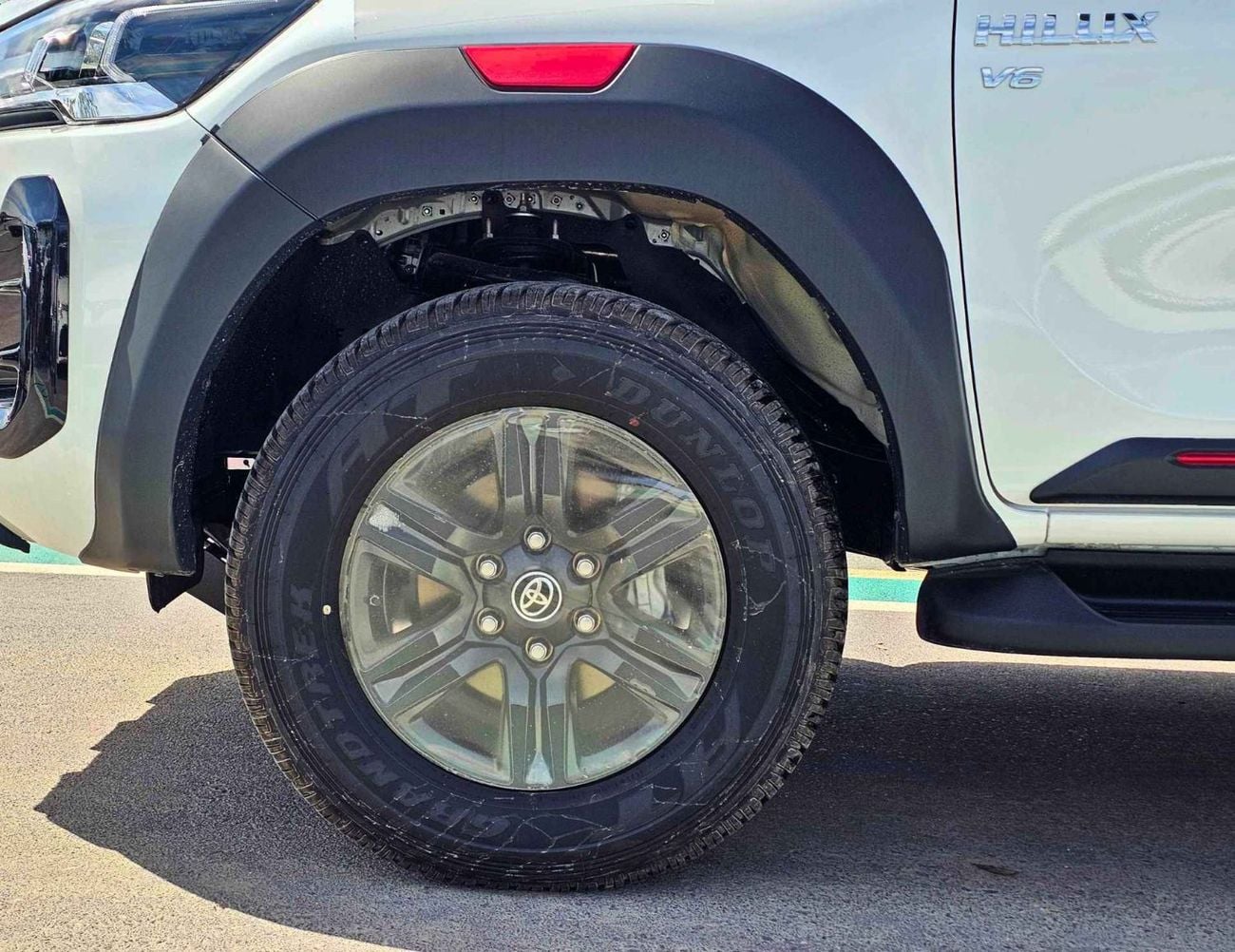 تويوتا هيلوكس SR5 TRD WOOD INTERIOR W VISOR / 4.0L PETROL V6 4WD / BLIND SPOT / DIFFLOCK / DVD+CAMERA (CODE # H6A)