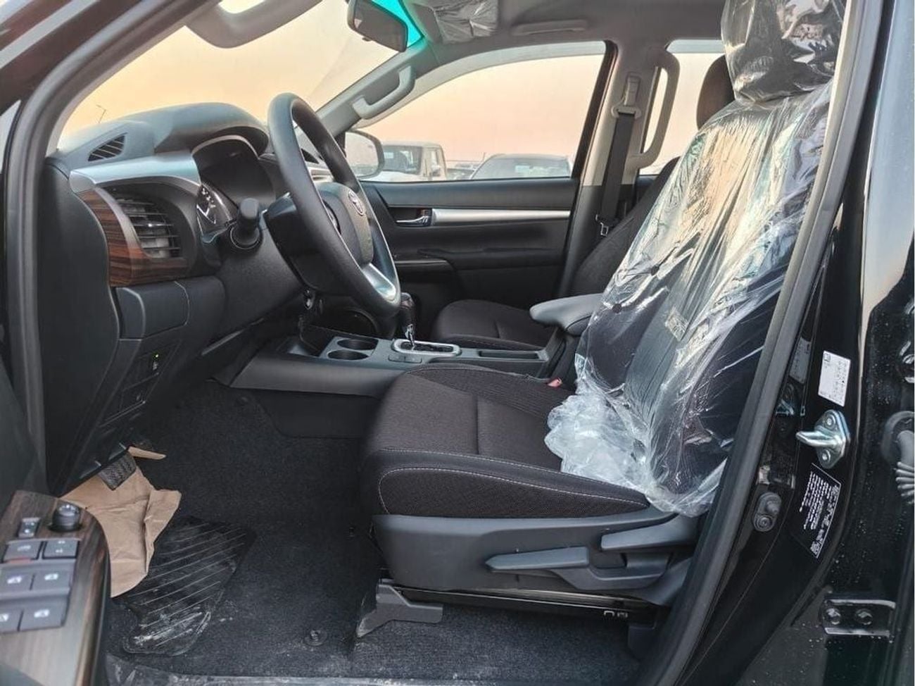 تويوتا هيلوكس SGLX TOYOTA HILUX 2.7 SR5 4x4 DOUBLE CABIN PETROL AUTOMATIC FULL OPTION 2025 MODEL