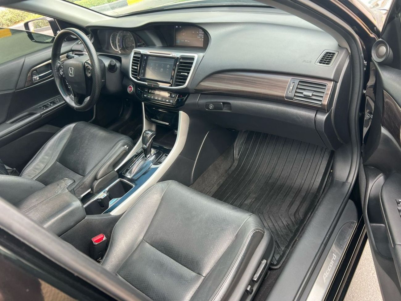 هوندا أكورد 2017 HONDA ACCORD 2.4L V4 - SUNROOF - ELECTRIC & LEATHER SEATS - PUSH START