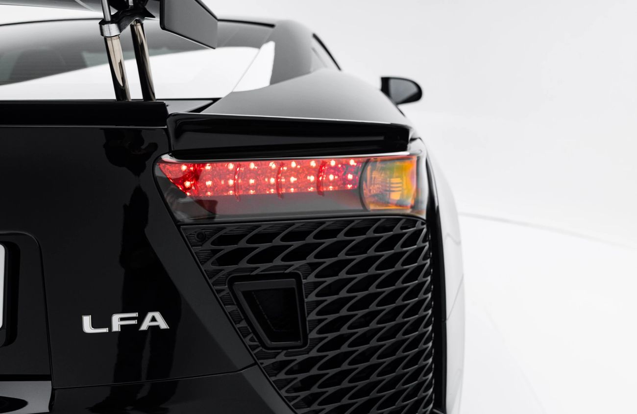 لكزس LFA 4.8L V10 Naturally Aspirated Engine