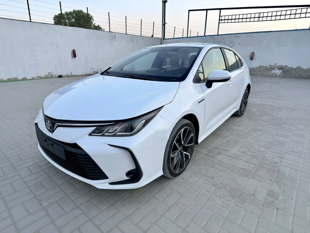 تويوتا كورولا إكس إل آي إتش إي في سيارة هجينة موديل 2026، إطارات جديدة وجنوط أصلية من تويوتا، مفتاحان، لون أبيض، كاميرا خلفية، جاهزة ل