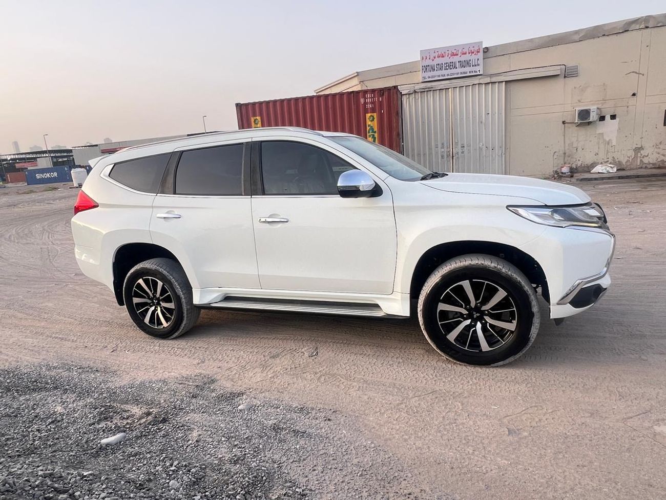 ميتسوبيشي باجيرو diesel 2.4 liter ,right hand drive only for export available ,full options