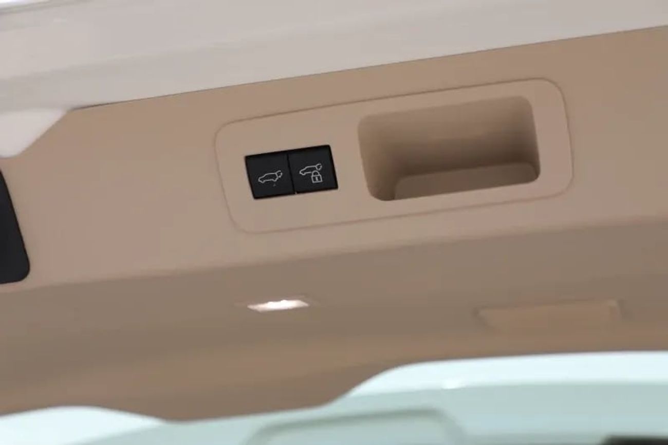 Toyota Land Cruiser 2025 Toyota Land Cruiser 300 VX 4.0 AT Petrol (White-Beige)