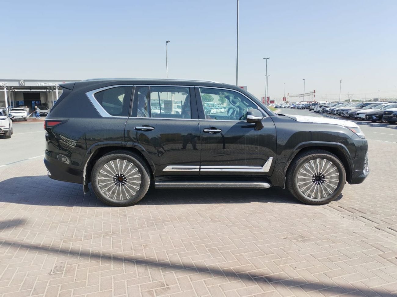 لكزس LX 600 VIP لكزس LX600 VIP موديل 2026 (4 مقاعد) محرك بنزين V6 ثنائي التيربو سعة 3.5 لتر، ناقل حركة أوتوماتيكي، د