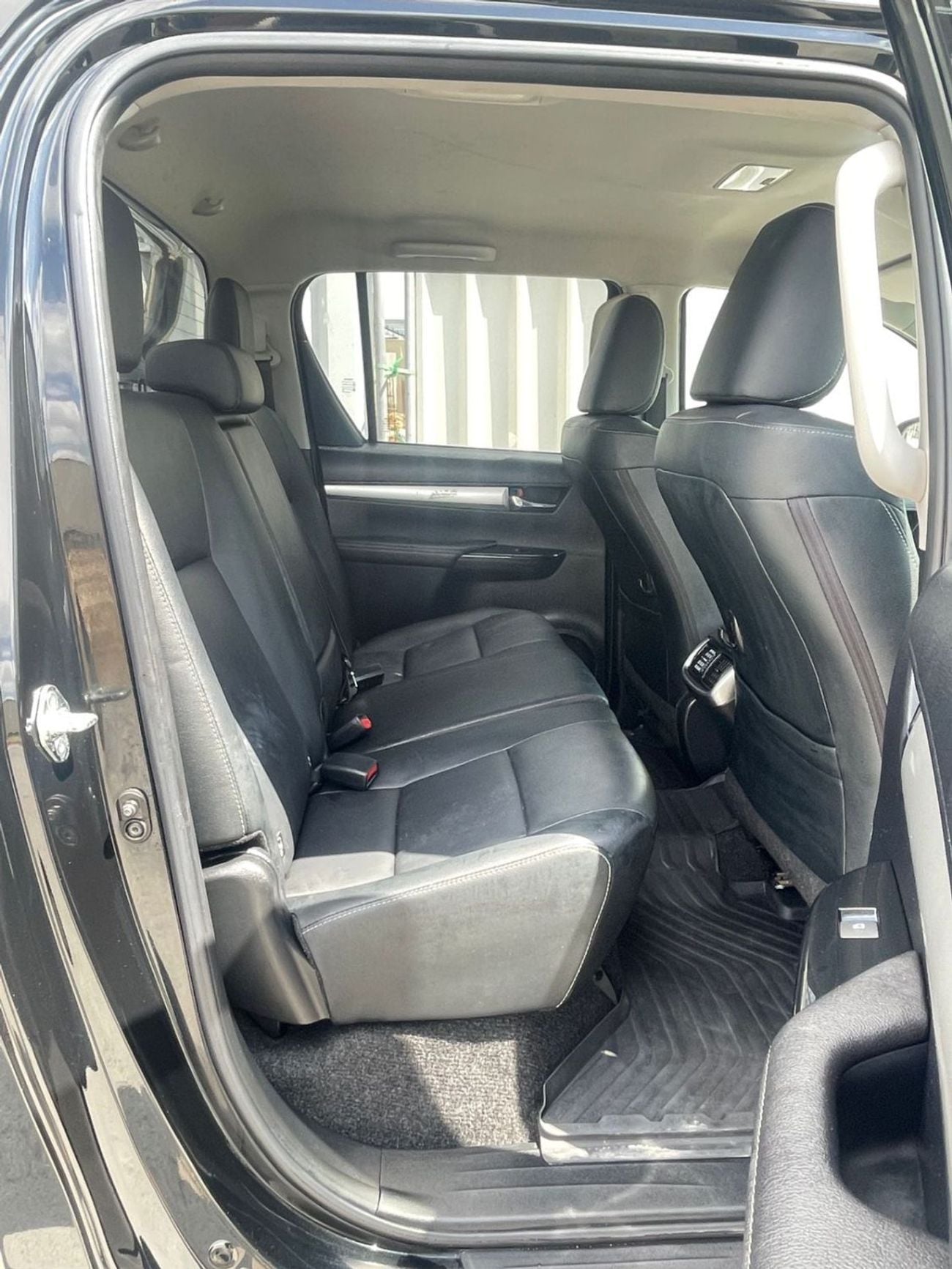 تويوتا هيلوكس diesel 2.8 liter ,right hand drive automatic ,full option