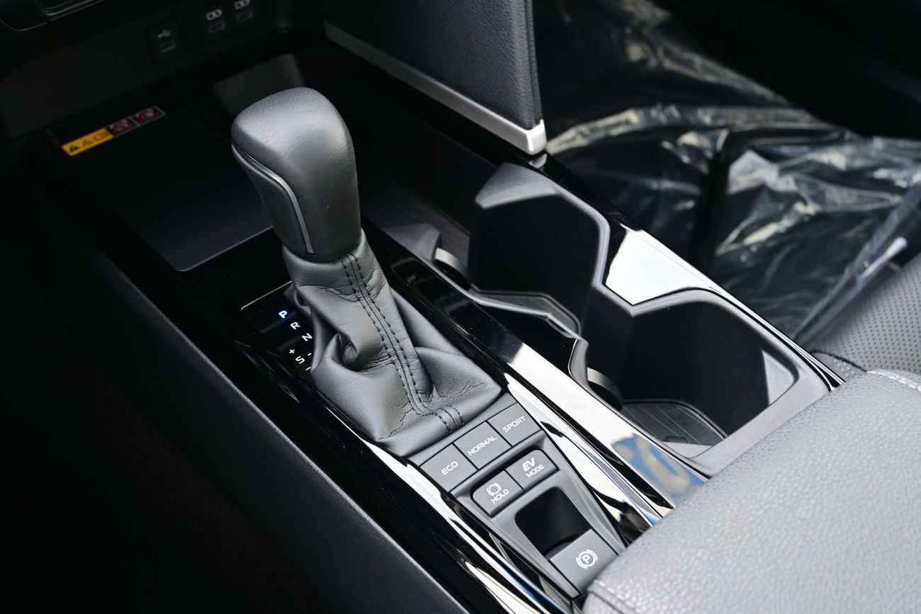 تويوتا كامري Toyota Camry Limited 2.5L Hybrid GCC, Model 2025, Color Black