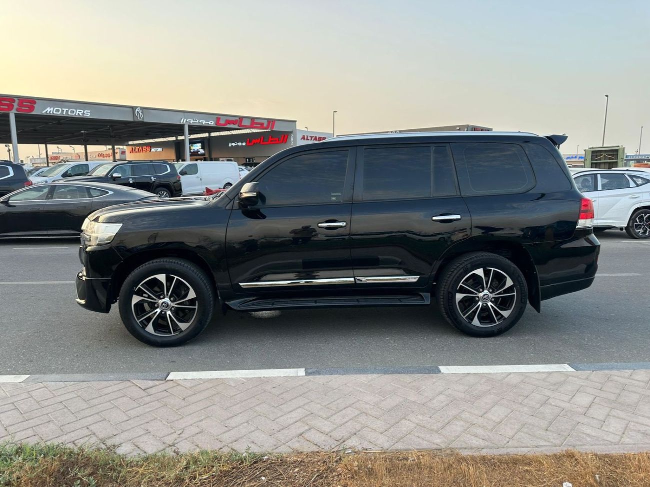 تويوتا لاند كروزر Toyota landcruise 2017Model Engine petrol 4.0 GXR colour black Transmission Automatic Interior.Begie