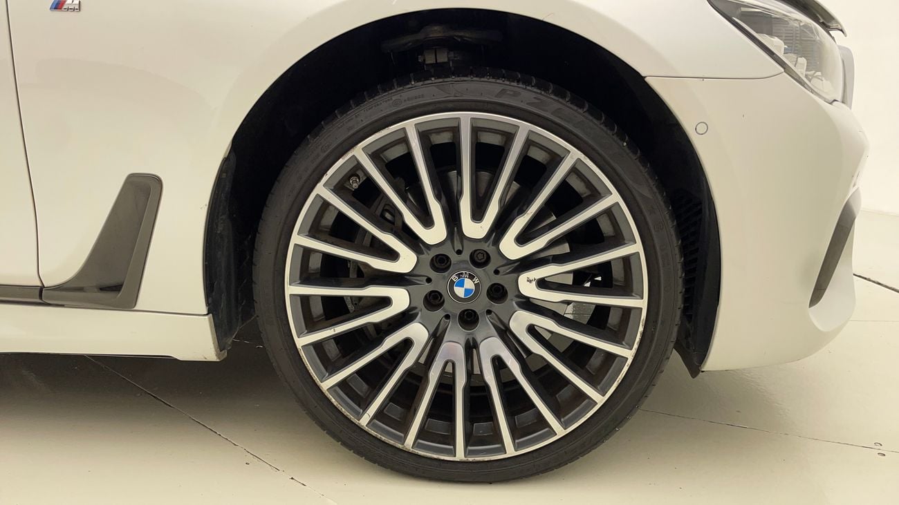 بي أم دبليو 750Li M SPORT 4.4 | بدون دفعة مقدمة | اختبار القيادة في المنزل