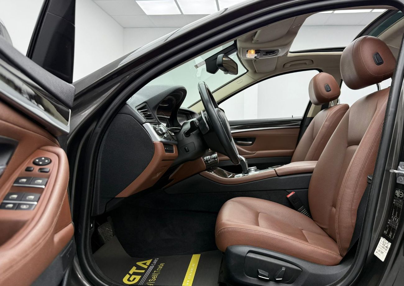 BMW 528i  2015 BMW 528i, Full Service History, Power Sunroof, Excellent Condition, GCC