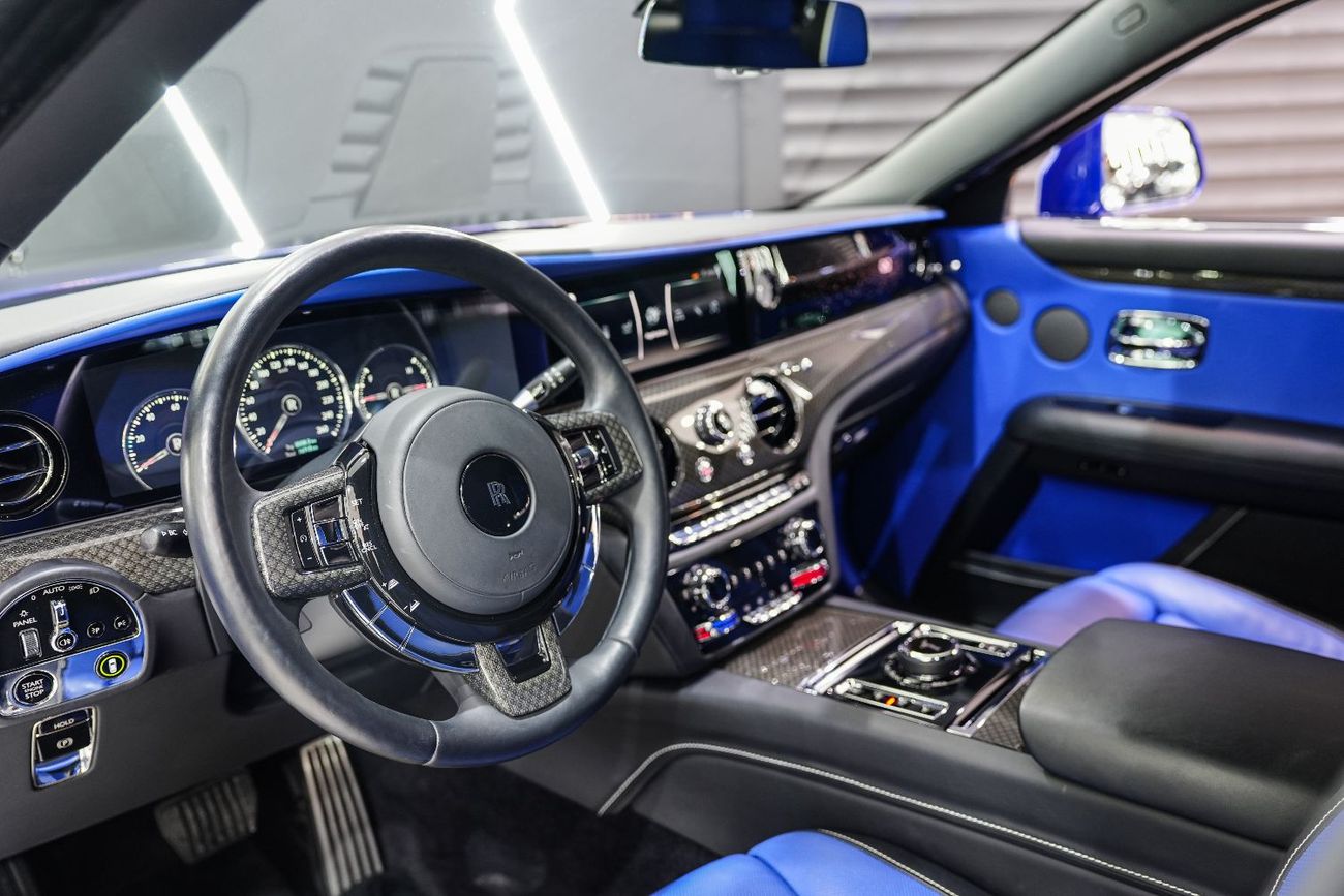 رولز رويس جوست Black Badge, Two-Tone Interior, Rear Entertainment, Dealer Warranty + Service