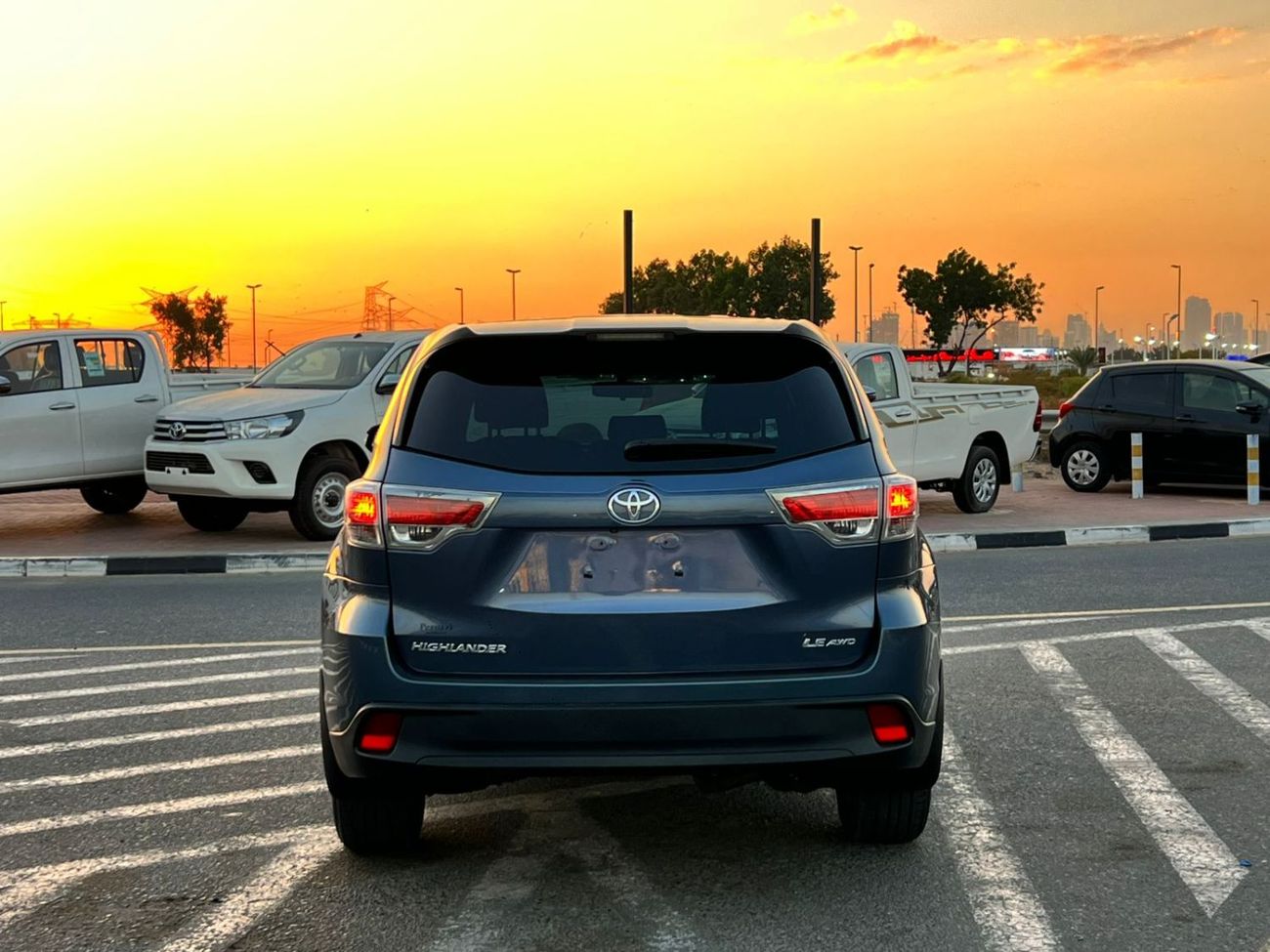 تويوتا هايلاندر 2015 Toyota Highlander MidOption - 3.5L V6 - 4x4 AWD Rear Camera - 7 Leather Seat- Auto Trunk