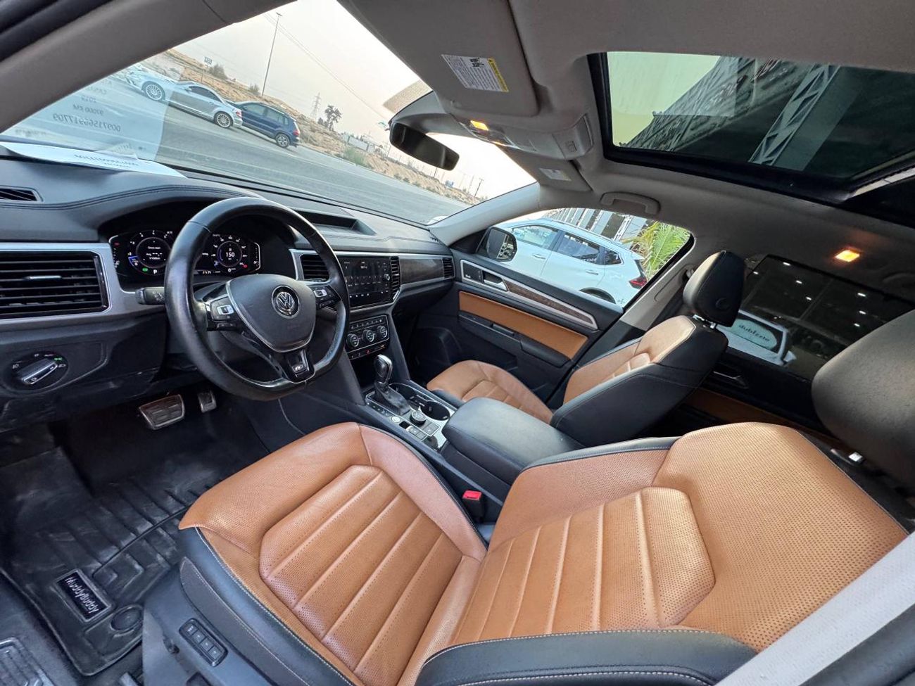 فولكس واجن اطلس R-LINE / 4MOTION / V6 3.6L / فتحة سقف بانورامية / بحالة ممتازة / رادار