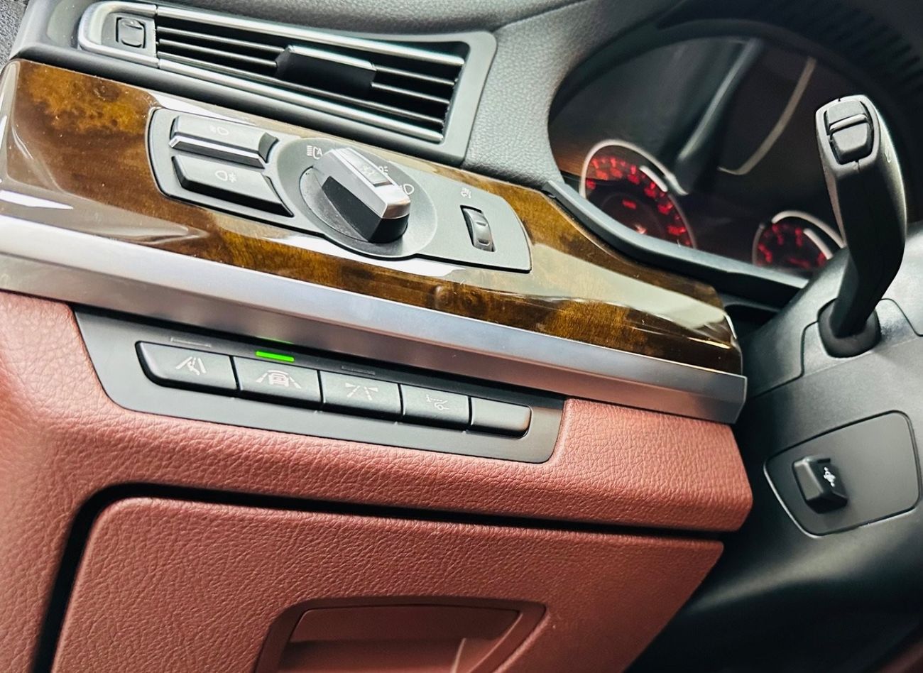 BMW 750Li Exclusive GCC .. Perfect Condition .. Top Range .. V8 ..