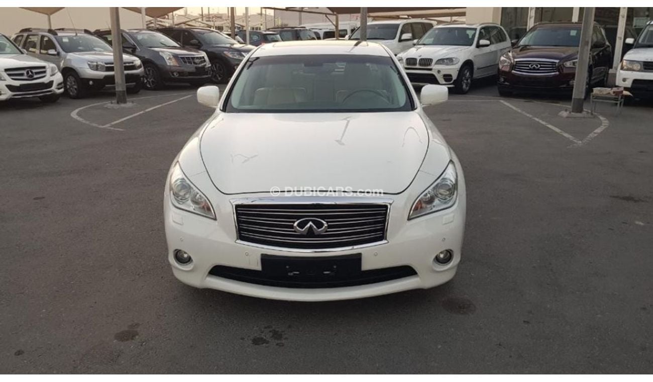 Infiniti Q70 Infinity Q70 model 2014 GCC car prefect condition full option low mileage sun roof leather seats bac