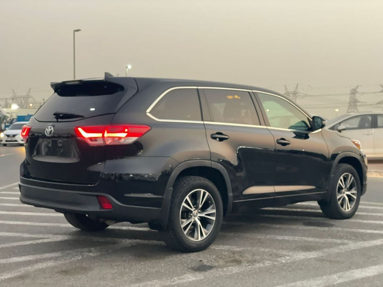 Toyota Highlander LE (NON GCC) 2017 Toyota Highlander MidOption - 3.5L V6 - 4x4 AWD - Full 7 Seater - Trunk Auto
