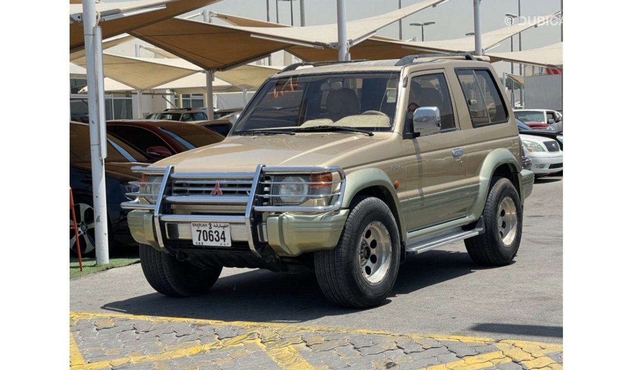 Mitsubishi Pajero Mitsubishi Pajero 1994 model, gold color