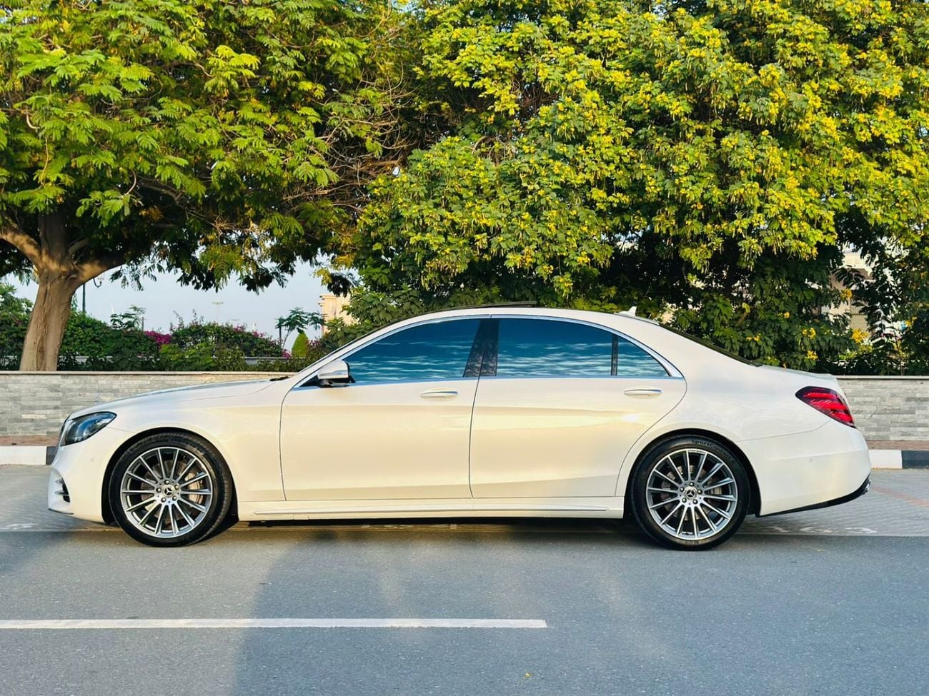 مرسيدس بنز S 560 Std 4.0L (463 HP)