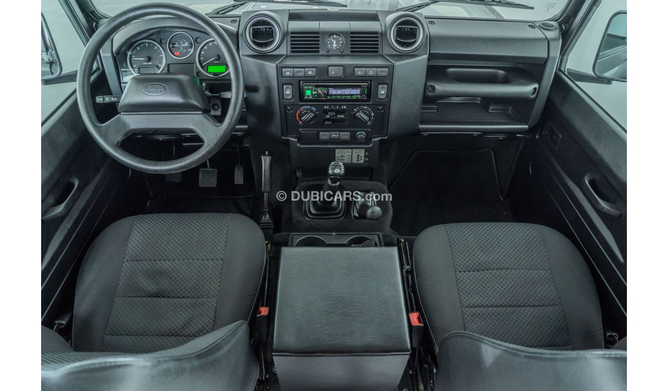 Land Rover Defender 2013 Land Rover Defender TD4 2.4L / Comfort Pack & Exterior Pack / Full-Service History