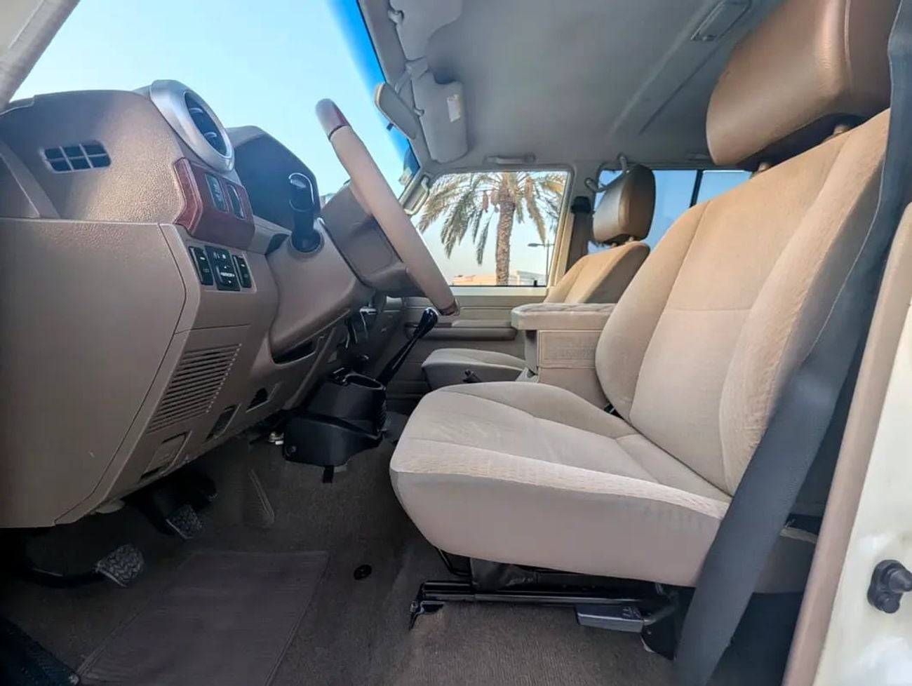 تويوتا لاند كروزر 70 Land Cruiser 76 Series 1VD-FTV 4.5L V8 Turbo-Diesel Excellent Condition