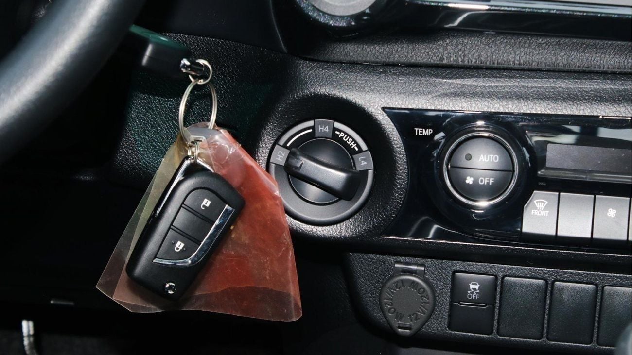 تويوتا هيلوكس Toyota Hilux  2.4L diesel M/T Wide body with Chrome bumper  White 2025 model