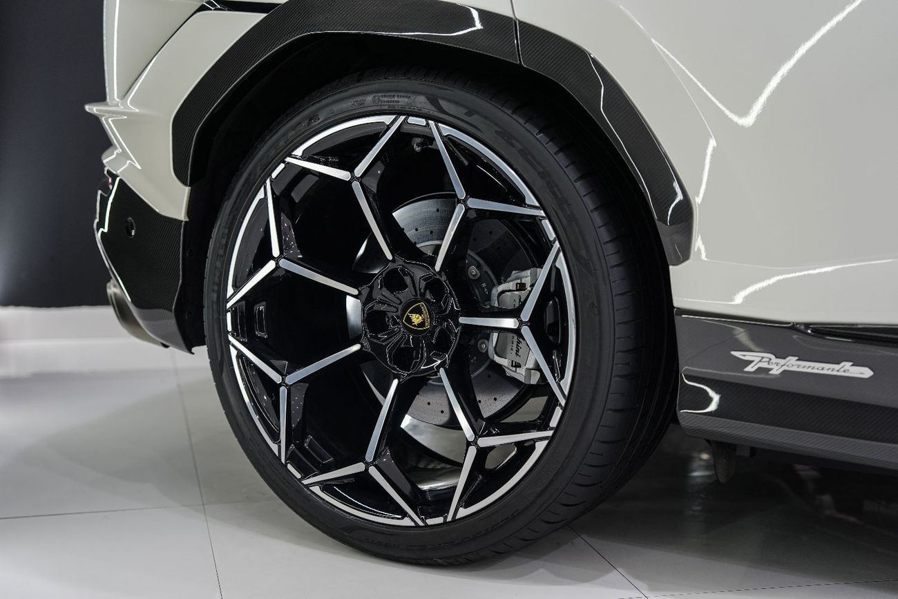 لامبورغيني اوروس 4.0T V8 Performante Full Carbon Pack, Akrapovic Exhaust, Lamborghini Warr + Serv!!