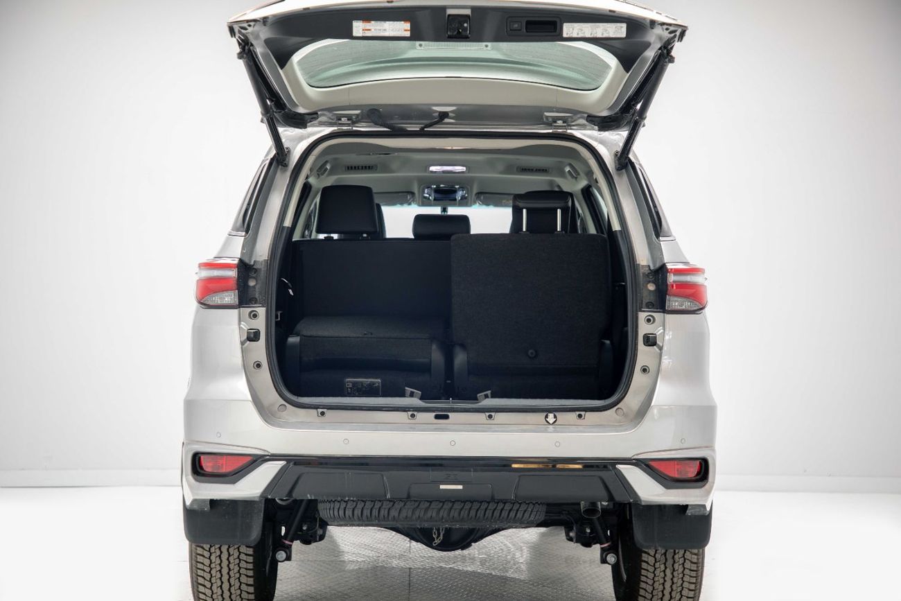 تويوتا فورتونر 4.0L - Silver Metallic Inside Black | Export Only