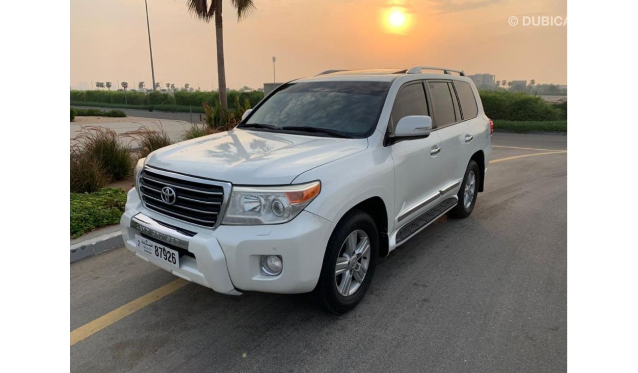 Toyota Land Cruiser تويوتا لاند كروزر موديل 2014 ماشية 118000كم فيها صبغ رفراف امامي يمين فقط وباقي السيارة صبغة وكالة