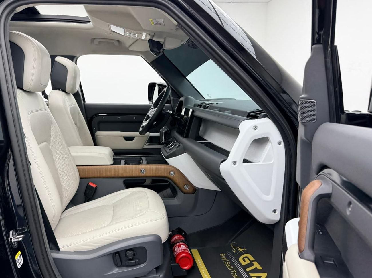 لاند روفر ديفندر 2024 Land Rover Defender 110 HSE P400, 2028 LR Warranty, 2029 LR Service Pack, Fully Loaded, GCC
