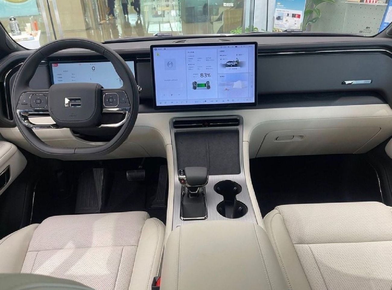 روكس 01 موديل ٢٠٢٦ ،رمادي من الداخل ابيض  ٫ سبع مقاعد شامل الضمان من اي في اس لمده ٥ سنوات