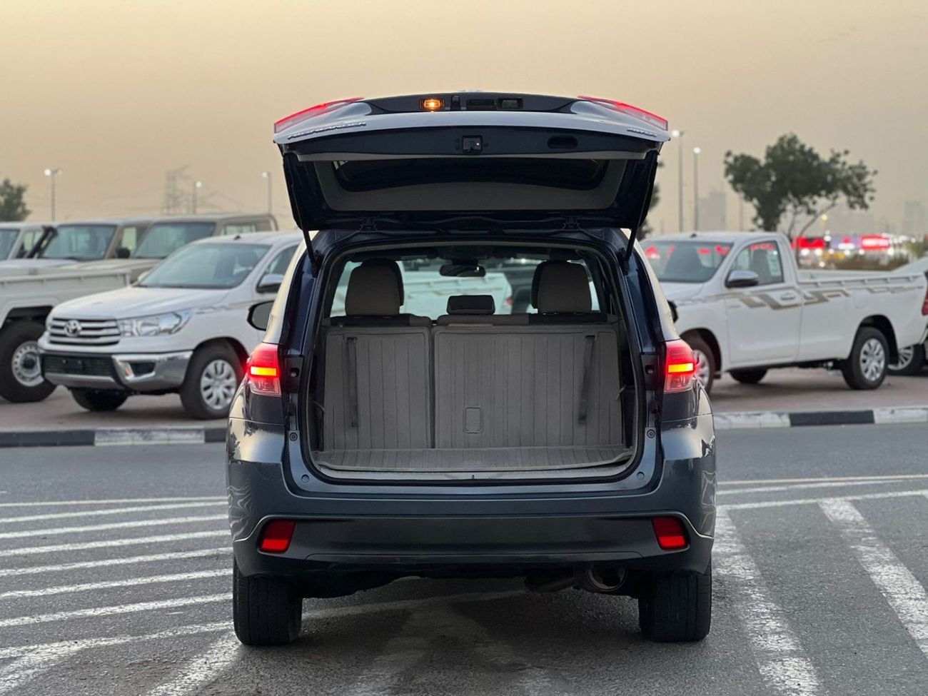 تويوتا هايلاندر 2018 Toyota Highlander Mid Option 2.7L V4 -AWD 4x4 - Rear Camera - Leather Seat