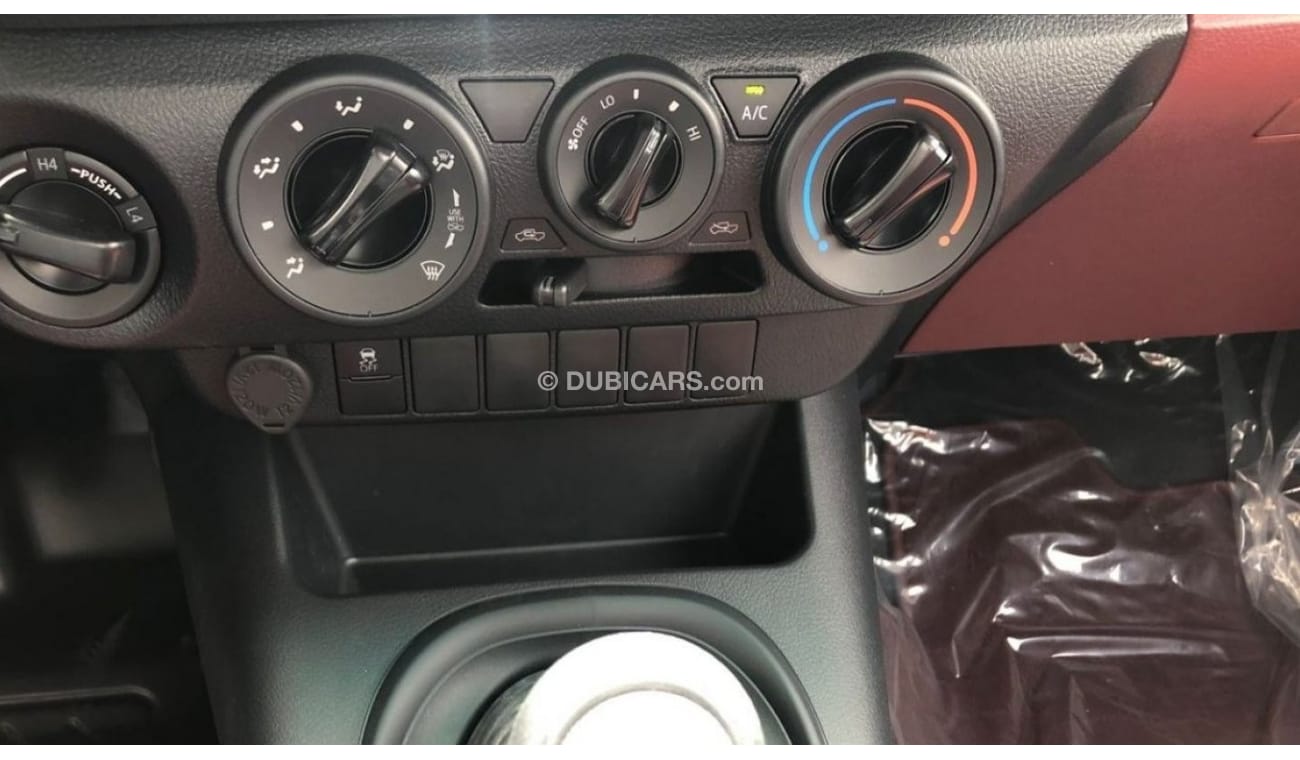 تويوتا هيلوكس تويوتا هايلكس 2.7 بنزين دفع رباعي 2023 عادي