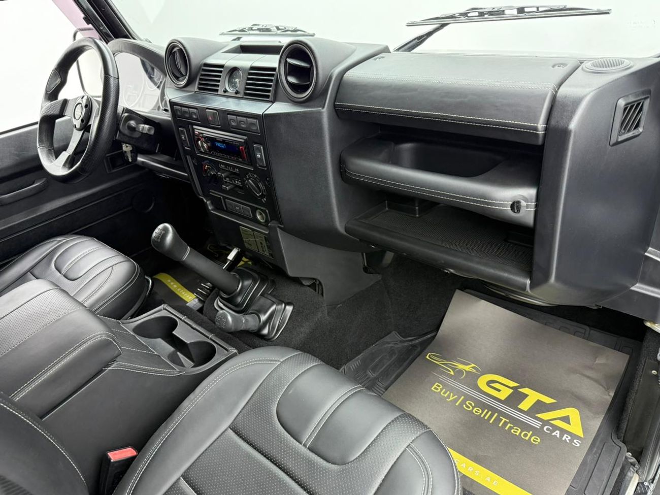 لاند روفر ديفندر 2010 Land Rover Defender 90, Manual Transmission, VIP Seats, Excellent Condition