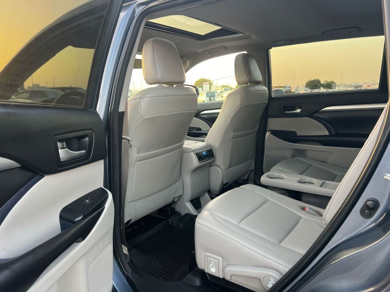 Toyota Highlander 2018 TOYOTA HIGHLANDER XLE   3.5L V-6 //   4 WHEEL DRIVE - 4X4 // SUNROOF //  PUSH START   // LEATHE