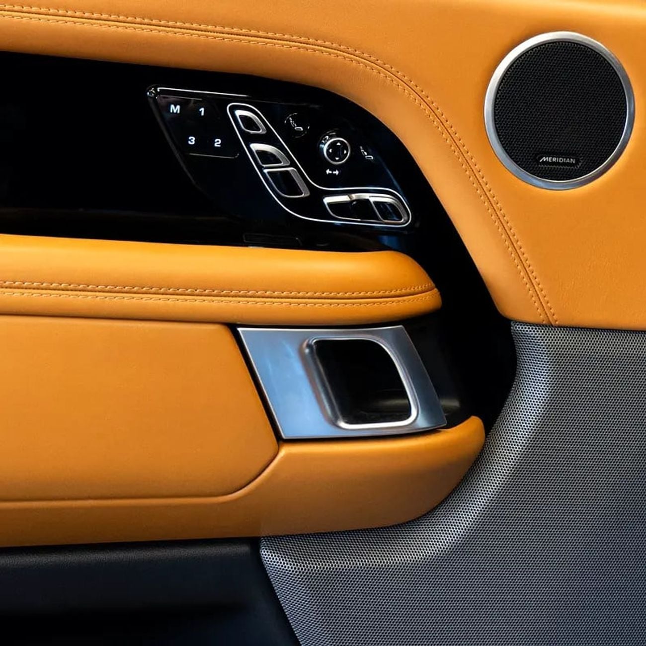 لاند روفر رينج روفر LWB Autobiography P400 3.0L 4,082 p.m • 0% Downpayment • Agency Service History • 1 Year Warran