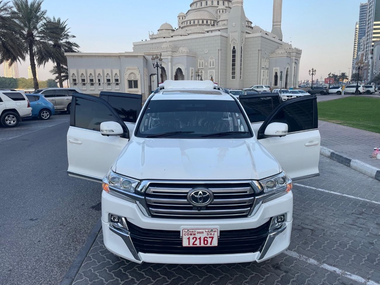 تويوتا لاند كروزر VXR 200 Series Right Hand Side Drive