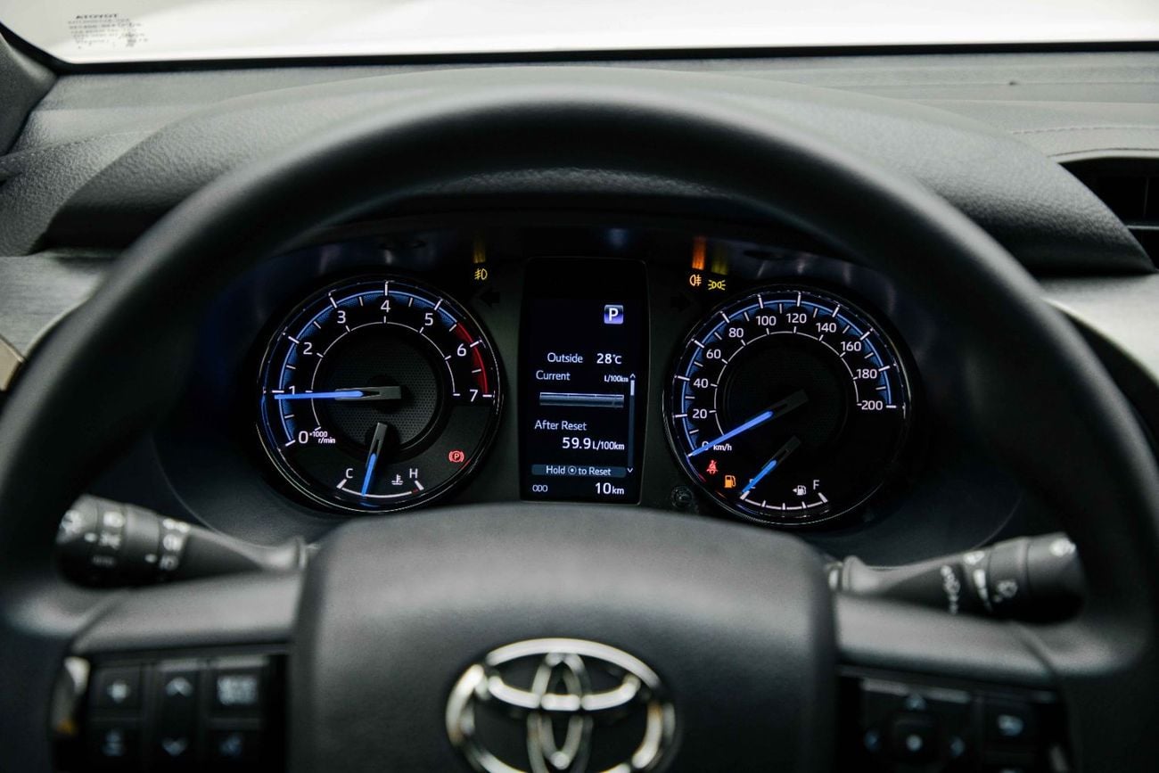 تويوتا هيلوكس Adventure 4.0L - Platinum White Inside MLM Black | Export Only