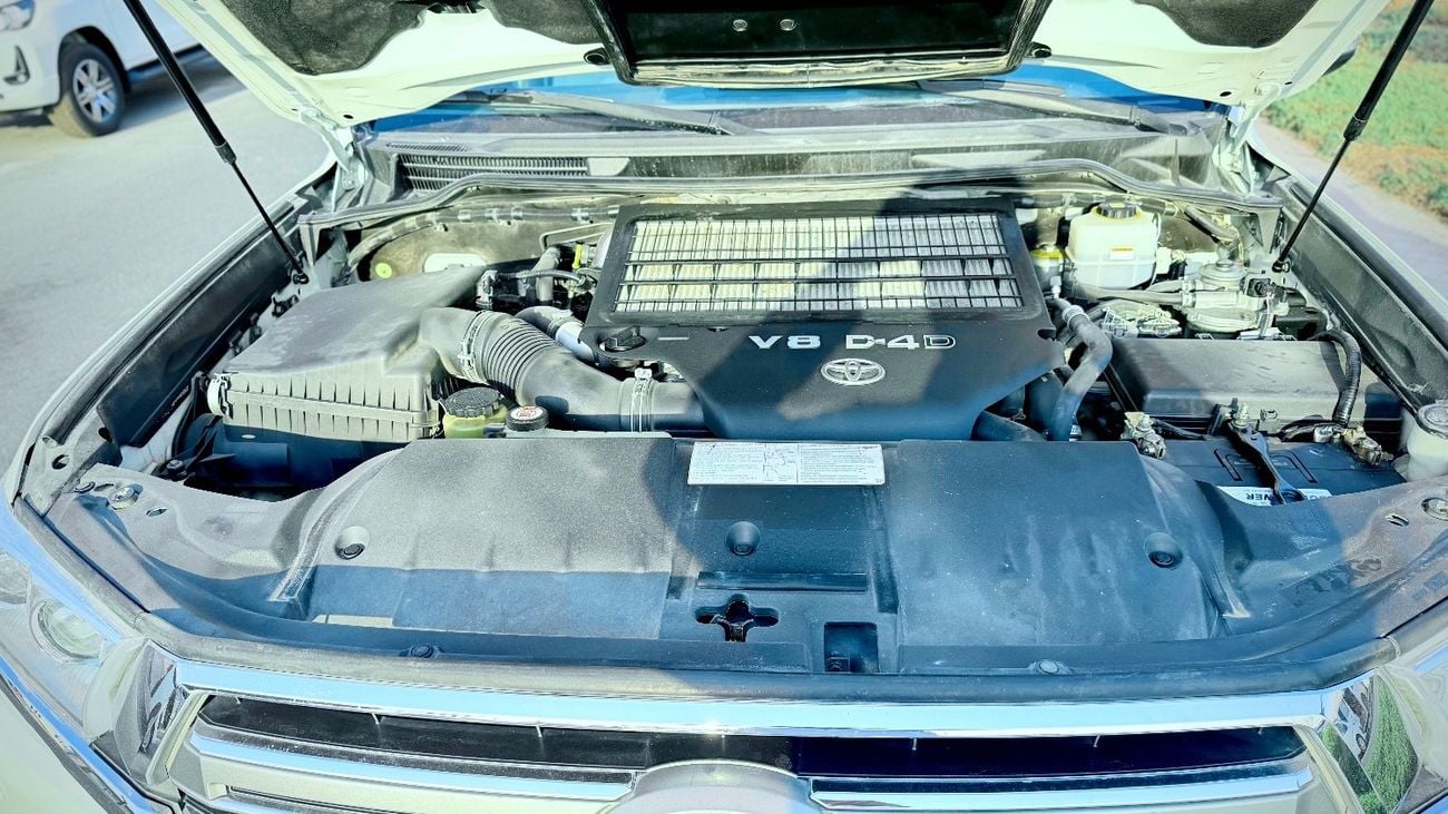 Toyota Land Cruiser 2018 Model GXR Diesel Engine V8 Full Option Very Clean and Perfect Condition