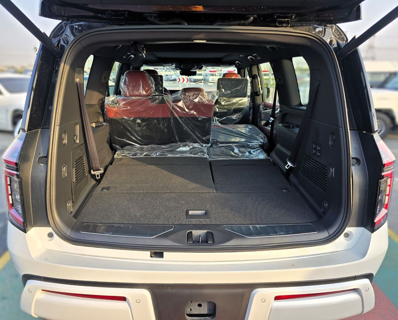 نيسان باترول Nissan Patrol Platinum SE 3.8L Petrol 4WD Gcc  white insid red 2026 Model