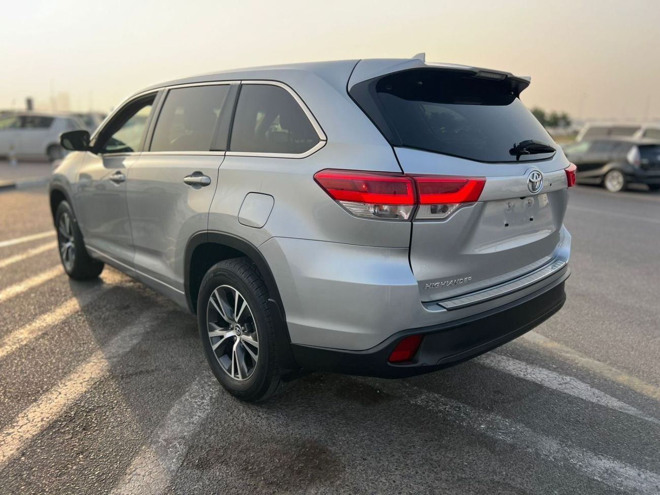 Toyota Highlander LE (NON GCC) 2017 Toyota Highlander - MidOption - 3.5L V6 - Full 7 Seater - Trunk Auto