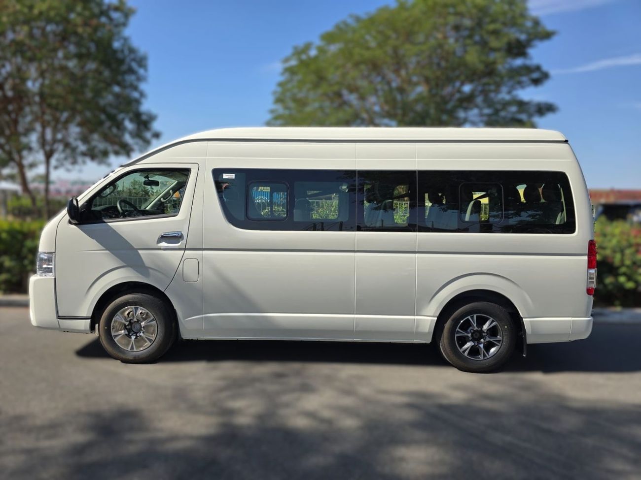 تويوتا هاياس Hiace 2.5L High Roof Diesel GL 2.5L 15-passenger