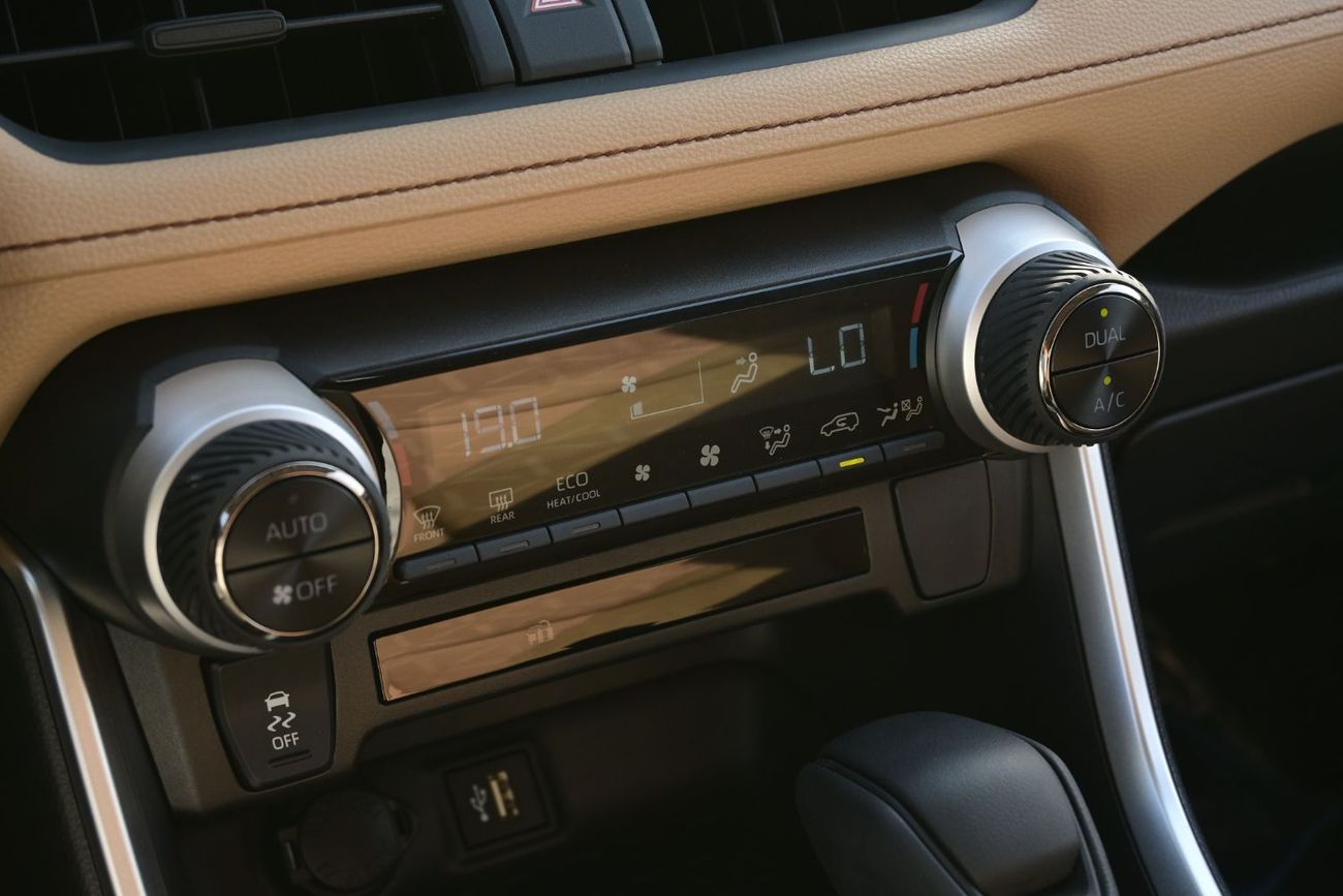 Toyota RAV4 Toyota RAV4 2.5L XLE-G Hybrid AWD, Model 2025 Color White