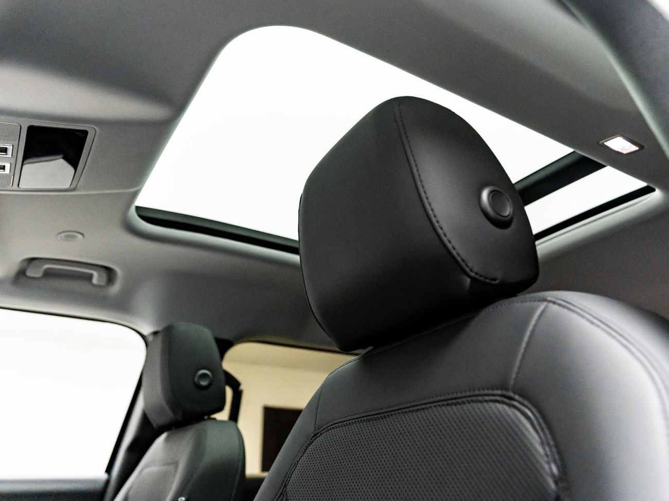 Land Rover Defender P300 110 2.0L (5 Seater) 2025 Land Rover Defender 110 S P300, 2.0TC I6 4WD, 300bhp, 8 Speed Auto. AE