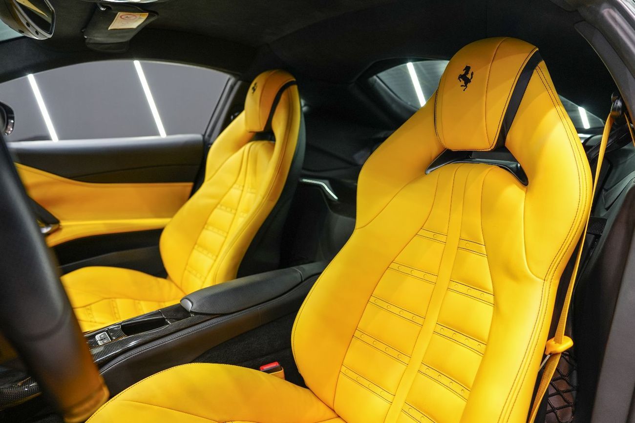 فيراري 812  سوبرفاست Carbon Package, JBL Audio, Passenger Display, Daytona Seats, GCC Specs!!