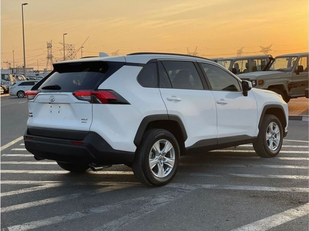 تويوتا راف ٤ 2021 Toyota Rav4 XLE 4x4 AWD MidOption+ 2.5L V4 - Low  8,400 Mileage ---UAE PASS