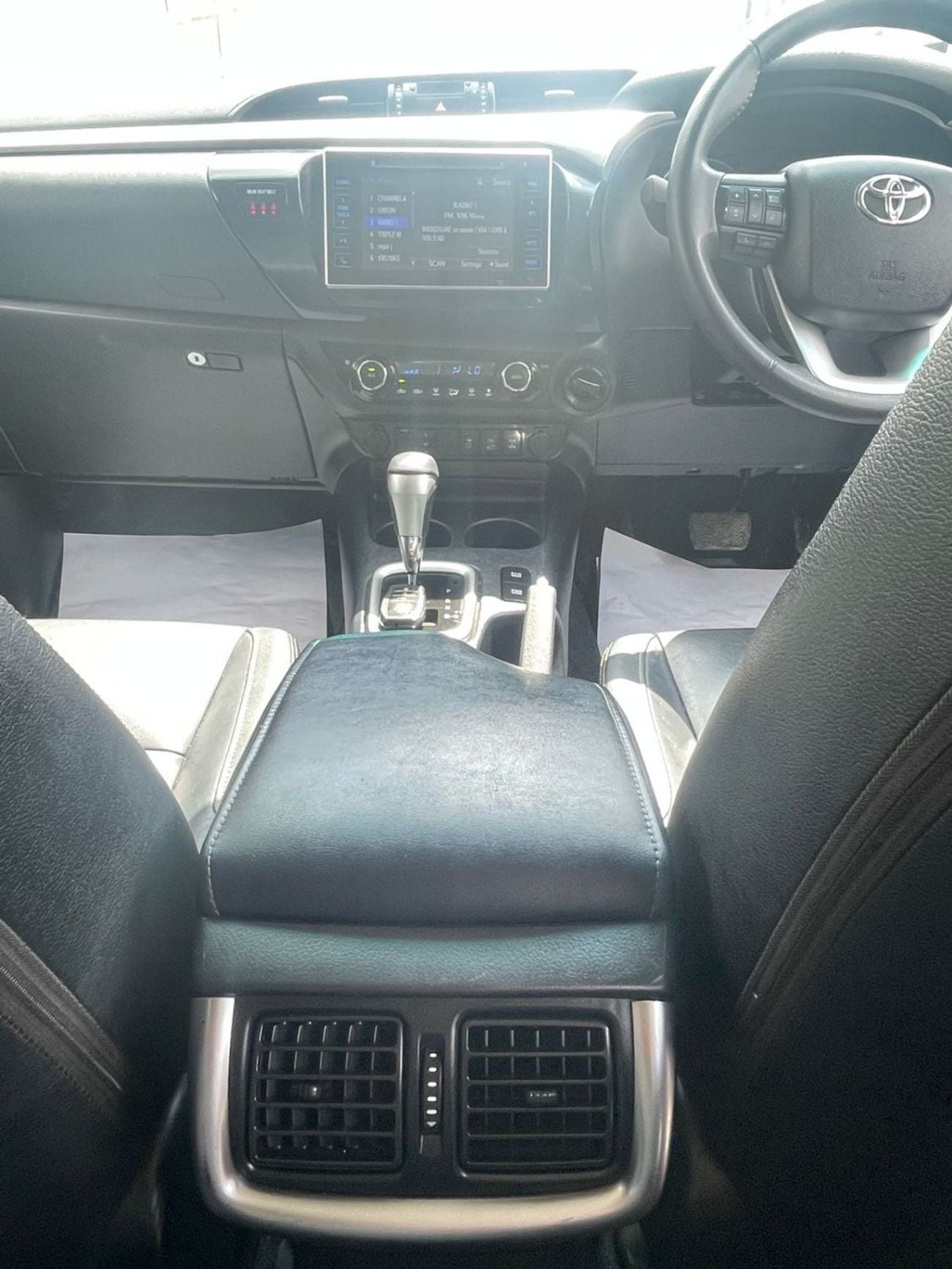 تويوتا هيلوكس diesel 2.8 liter ,right hand drive automatic ,full option